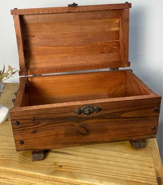 Baúl antiguo de madera con asas