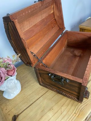 Baúl antiguo de madera con asas