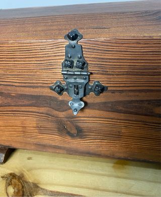 Baúl antiguo de madera con asas