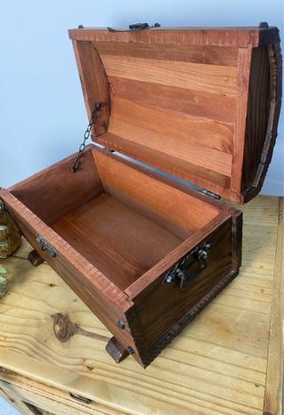 Baúl antiguo de madera con asas