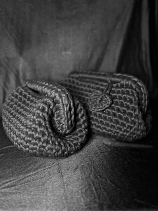 Clutch nera fatta a mano.