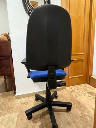 Silla de oficina azul con brazos