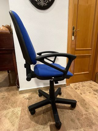 Silla de oficina azul con brazos