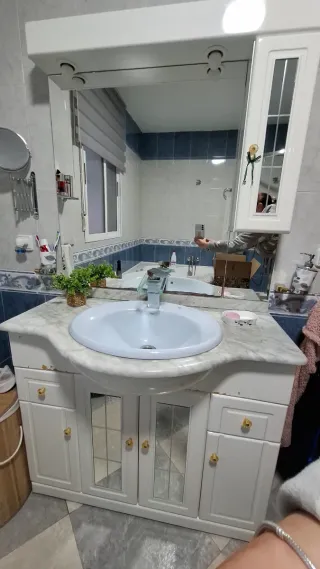 Mueble de baño con lavabo y espejo