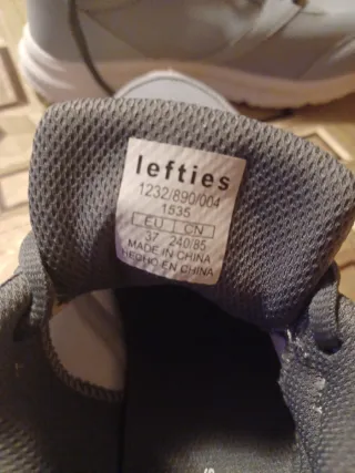 Zapatillas deportivas grises y blancas