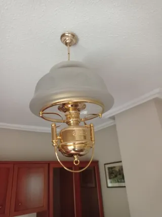 Lámpara colgante dorada y blanca