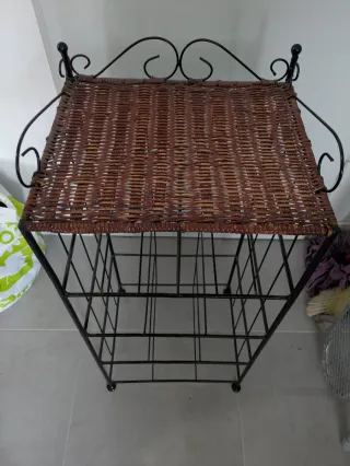 Estantería metal y ratán