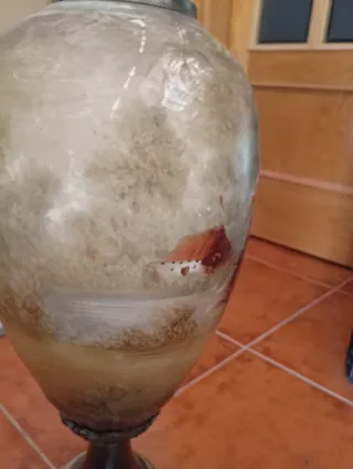 Lámpara de mesa antigua decorada