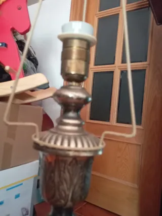 Lámpara de mesa antigua decorada