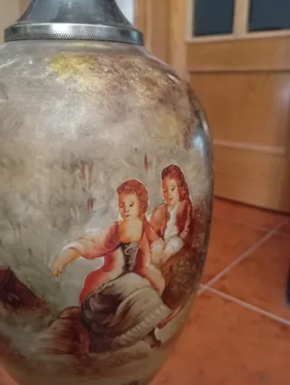 Lámpara de mesa antigua decorada