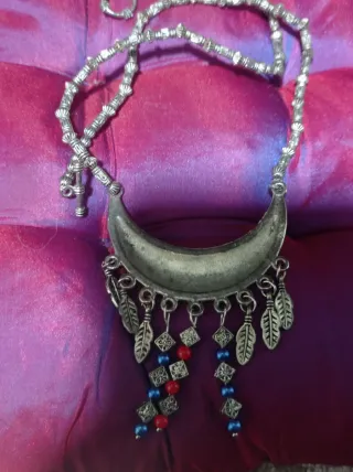 Collar estilo bohemio con plumas y cuentas