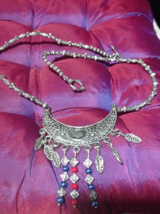 Collar estilo bohemio con plumas y cuentas