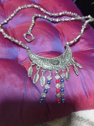 Collar estilo bohemio con plumas y cuentas