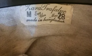 Sudadera gris con capucha y cremallera