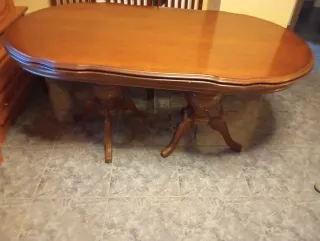 Mesa de comedor de madera