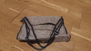 Bolso de mano beige y gris con cadena