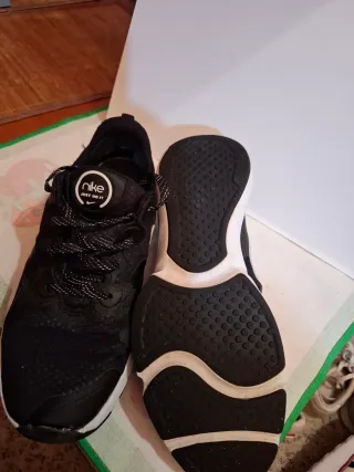 Zapatillas Nike Talla 45 Negras y Blancas