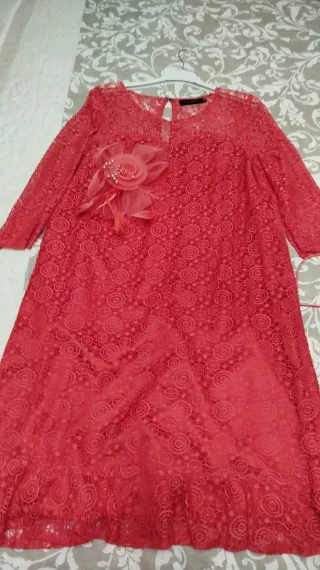 Vestido y tocado rojo coral