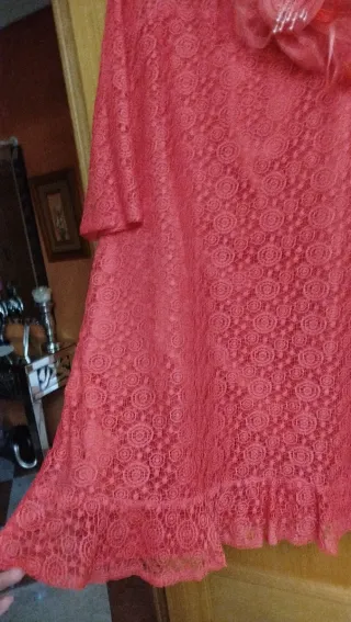 Vestido y tocado rojo coral