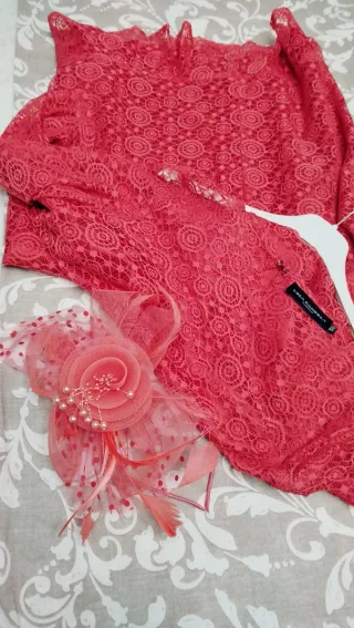 Vestido y tocado rojo coral