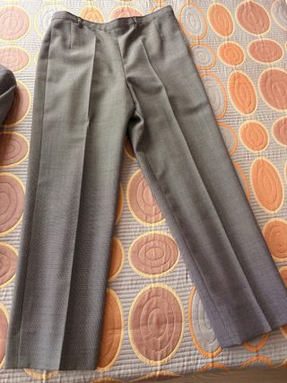 Traje de chaqueta y pantalón gris