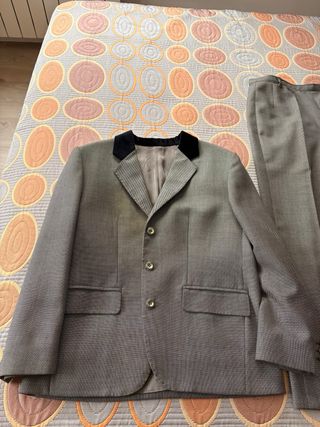 Traje de chaqueta y pantalón gris