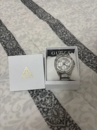 Reloj Guess Plateado con Cristales