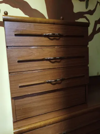 Cómoda con 2 mesitas de madera. Juego completo.