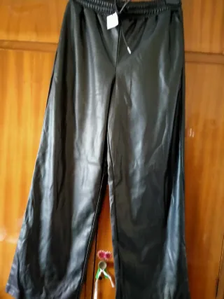 Pantalones anchos efecto piel sin estrenar