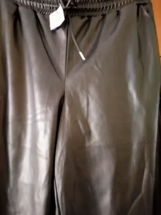 Pantalones anchos efecto piel  sin estrenar