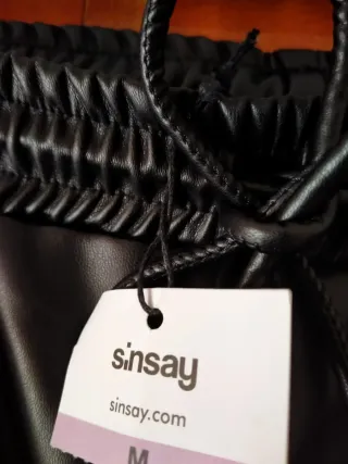 Pantalones anchos efecto piel  sin estrenar