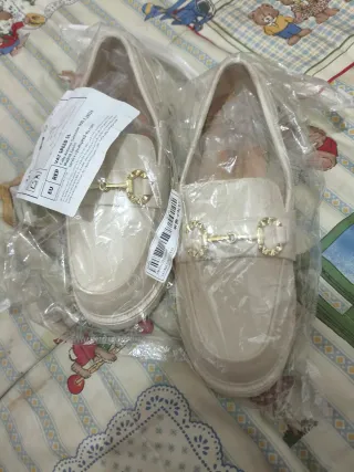 Mocasines Beige con Detalle Dorado