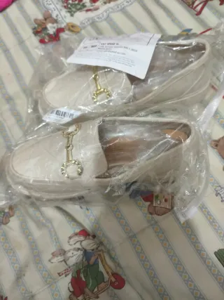 Mocasines Beige con Detalle Dorado