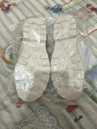 Mocasines Beige con Detalle Dorado