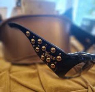 Occhiali da sole Gucci neri con borchie dorate