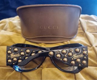 Occhiali da sole Gucci neri con borchie dorate