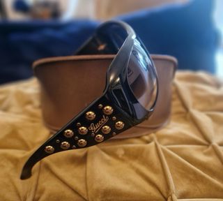 Occhiali da sole Gucci neri con borchie dorate