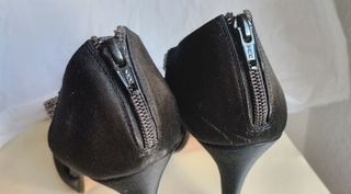 Zapatos Gloria Ortiz Satén Negro Pedrería