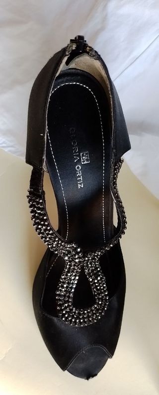 Zapatos Gloria Ortiz Satén Negro Pedrería