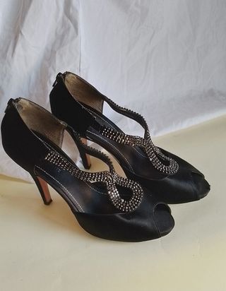 Zapatos Gloria Ortiz Satén Negro Pedrería