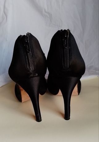 Zapatos Gloria Ortiz Satén Negro Pedrería