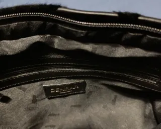 Bolso de mano negro con detalles