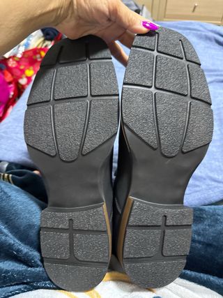 Stivaletti neri da uomo con ricamo giallo