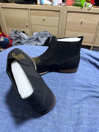 Stivaletti neri da uomo con ricamo giallo