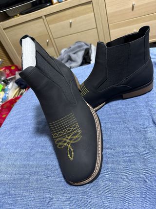 Stivaletti neri da uomo con ricamo giallo