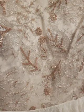 VESTIDO BEIGE Y DORADO CON TUL