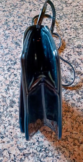 BOLSO ACHAROLADO NEGRO DISEÑO FLORES TELA BORDADA