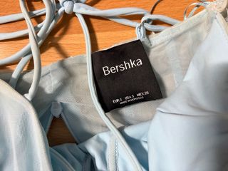 Top Bershka azul cielo con tirantes