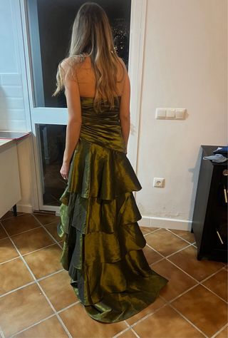 Vestido fiesta verde con volantes