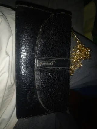 Bolso negro con cadena dorada